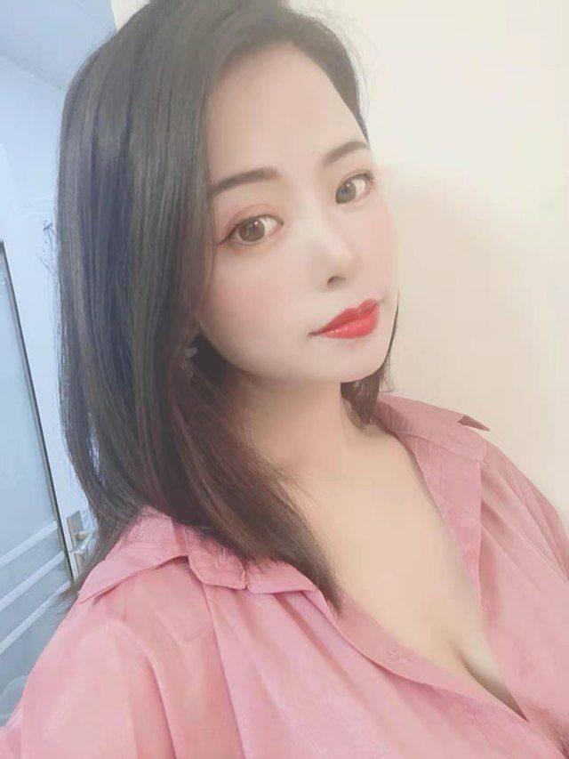 草场坡一字马美女